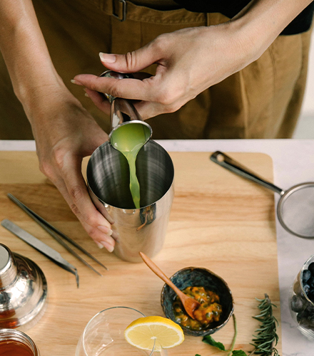 Photo d'une personne faisant un atelier de mixologie